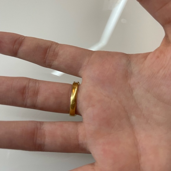 18k solid gold ring. Size 7 - Picture 2 of 8